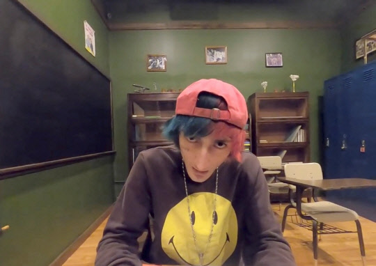 4일(현지시간) 미국 일리노이주 시카고 교외의 하이랜드파크에서 진행된 독립기념일 퍼레이드 현장에서 무차별 총격을 가한 혐의로 체포된 22세 백인 남성 로버트 E. 크리모 3세의 소셜미디어(SNS) 속 모습. 경찰은 이 사건으로 최소 6명이 숨지고 30명 이상이 다쳤다고 밝혔다. [SNS 영상 캡처/하이랜드파크=EPA 연합뉴스]